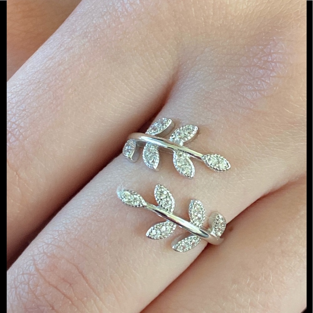 Don’t miss this deal!  $18 Firm! Cz Leaf Sterling Silver Ring - Picture 7 of 12